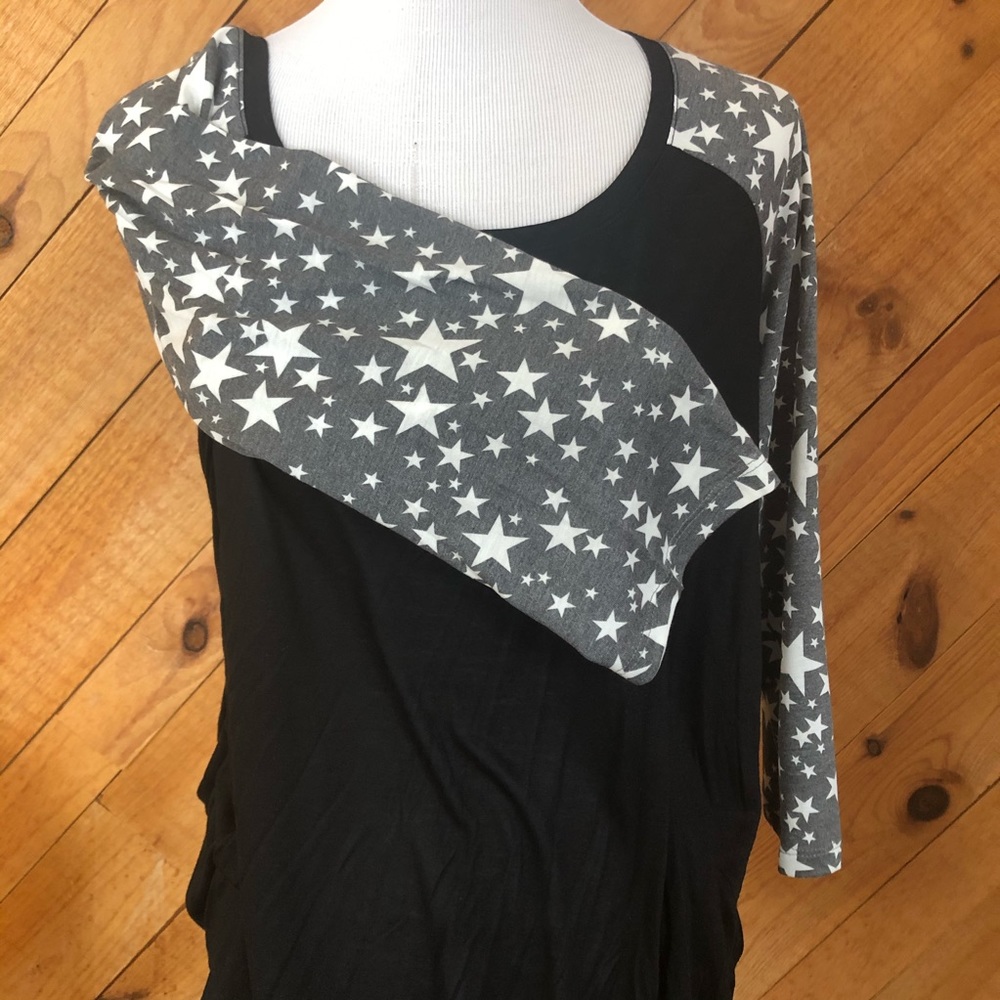 Torrid top size 1 black gray white stars NWT